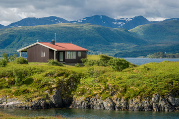 Fototapete Skandinavien Haus an den Felsen. Atlantikstraße, Norwegen  © AlexanderNikiforov