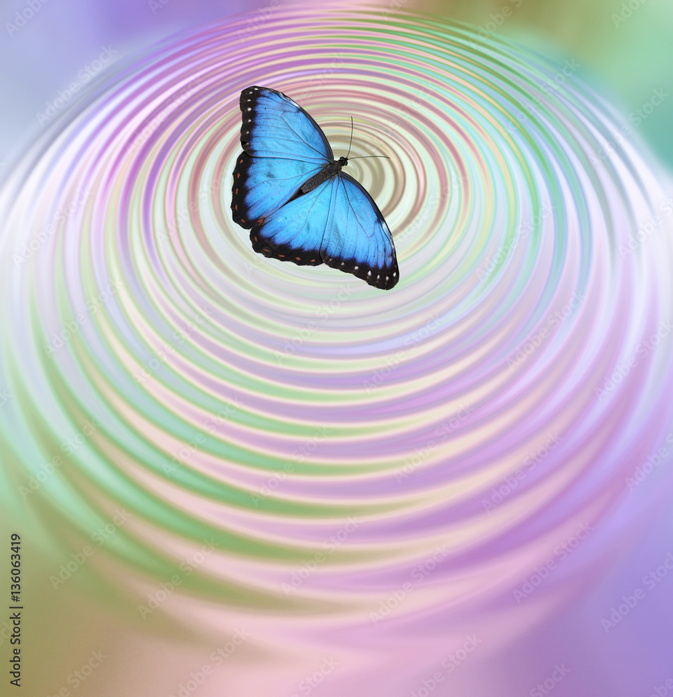 Naklejka premium Efekt motyla - pojawia się duży niebieski motyl, który tworzy zmarszczki na różowo-zielonej powierzchni wody z dużą ilością miejsca na kopię poniżej