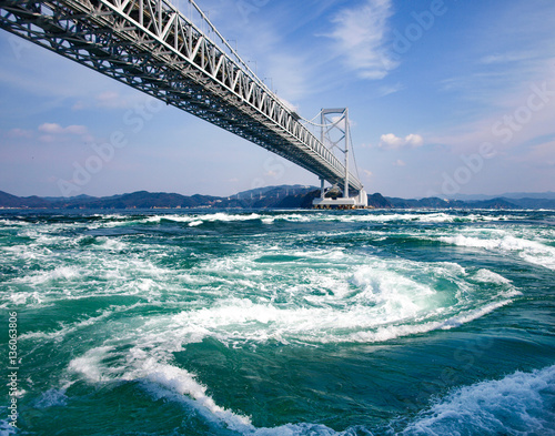 Fototapeta Największe na świecie wirujące fale w kanale Naruto, Japonia Uzushio Oarunombashi Bridge