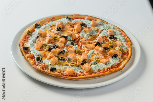 вкусная итальянская пицца с лососем на белом фоне
