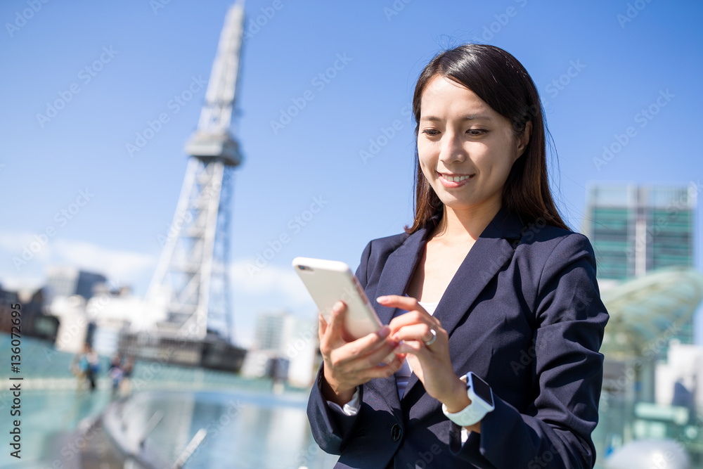 Fototapeta premium Business woman use of cellphone