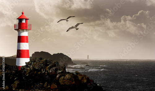 Leuchtturm an der Küste schwarz/weiß © by-studio