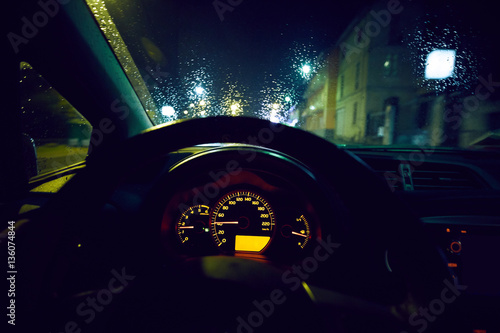 Viaggio in auto di notte con pioggia photo