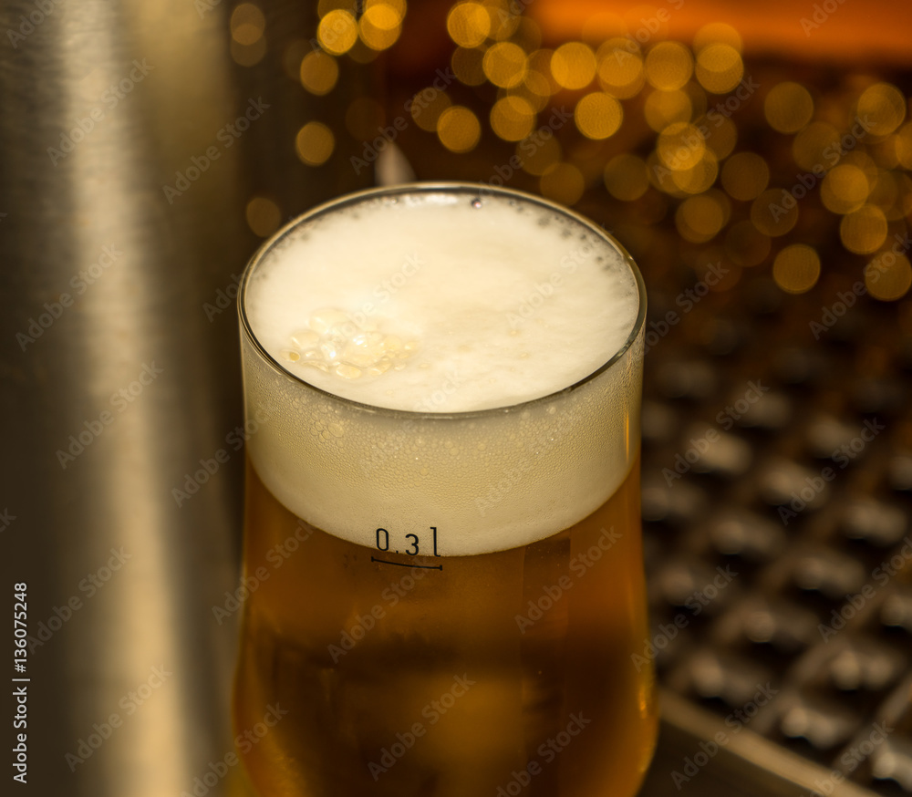 frisch gezapftes Bier an der 0,3 Liter Stock Photo | Adobe