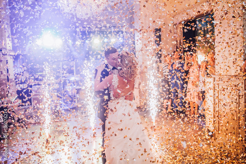 Obraz na płótnie brides wedding party in the elegant restaurant with a wonderful light and atmosphere w salonie