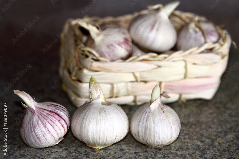 Obraz premium Basket of garlic