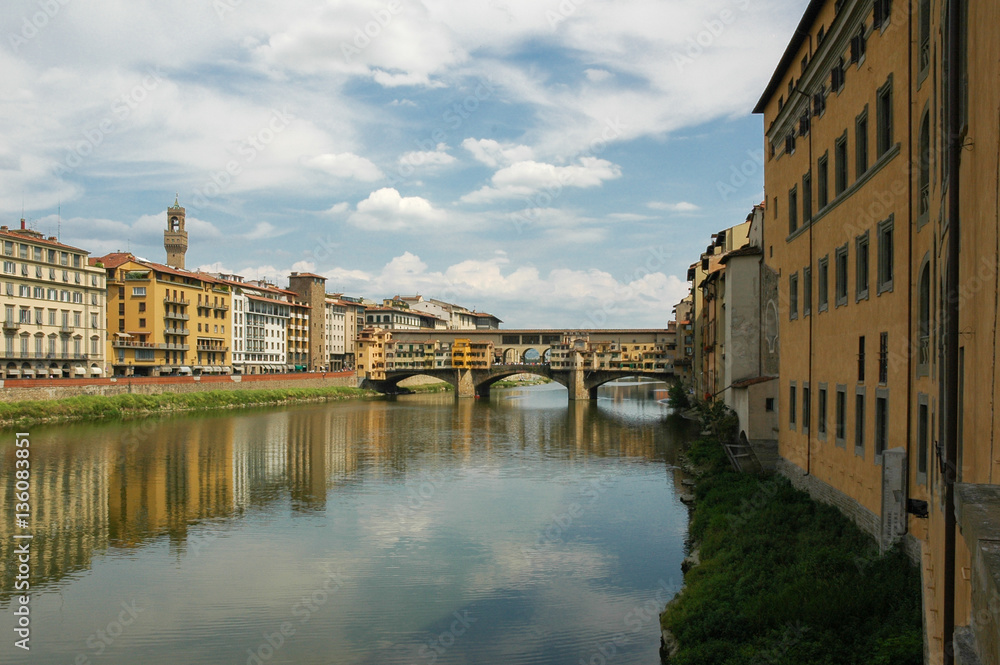Toskana Fluß Arno und Ponte Vecchio in Florenz