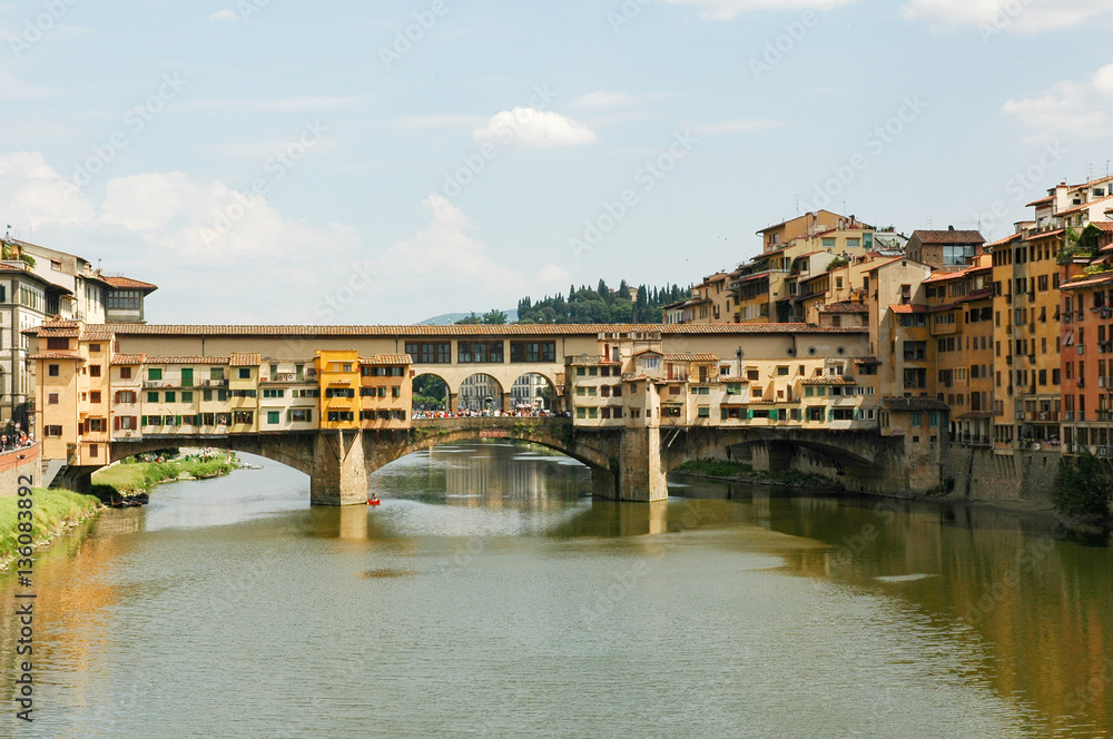 Fluß Arno und Ponte Vecchio Florenz
