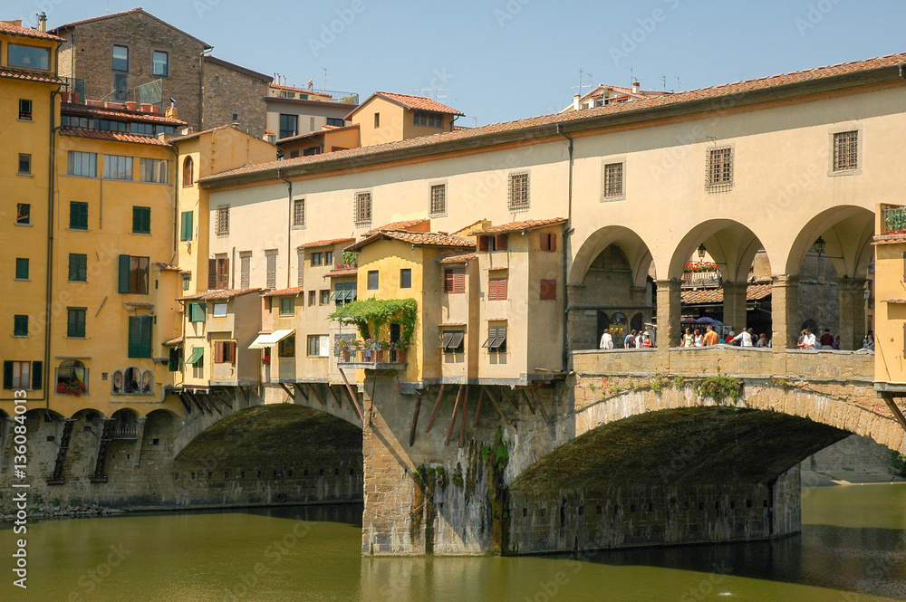 Fluß Arno mit Ponte Vecchio