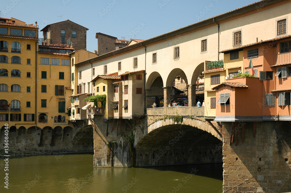 Fluß Arno mit Ponte Vecchio