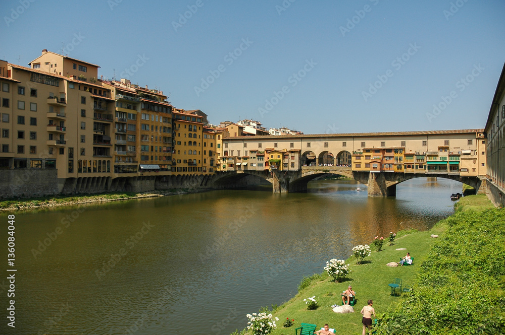 Arnowiesen mit Ponte Vecchio in Florenz