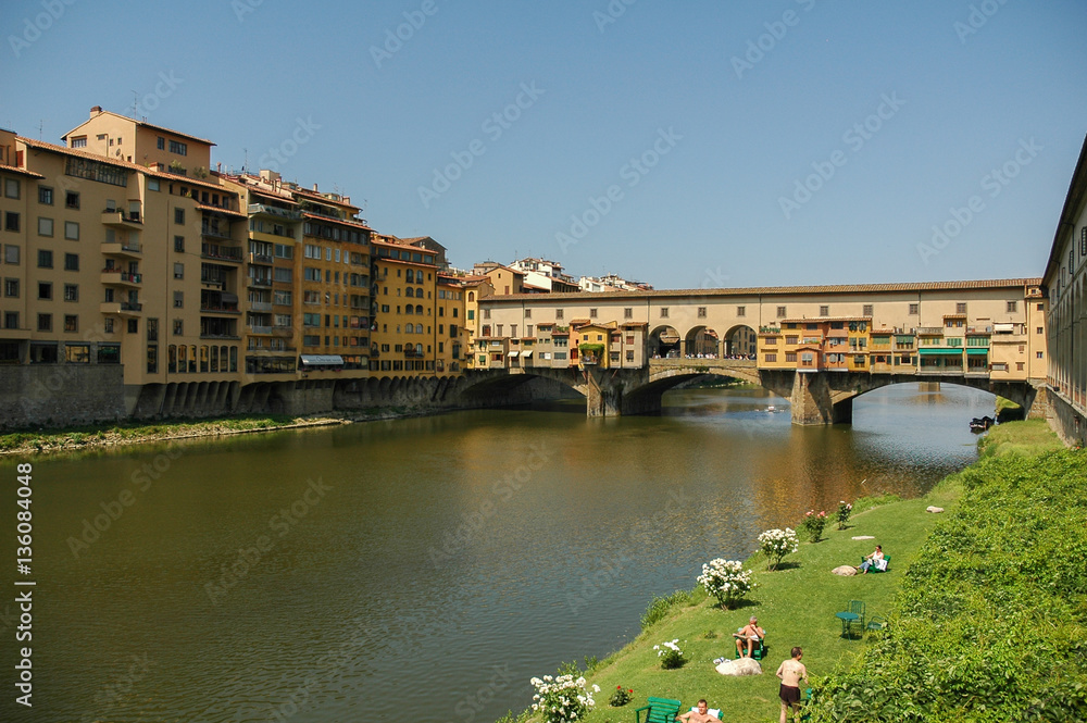 Fototapeta premium Arnowiesen mit Ponte Vecchio in Florenz