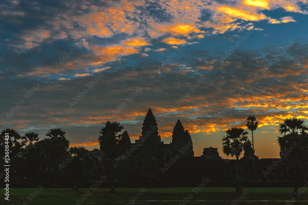 Obraz premium Sunrise at Angkor Wat Temple. Twillings time. Cambodia