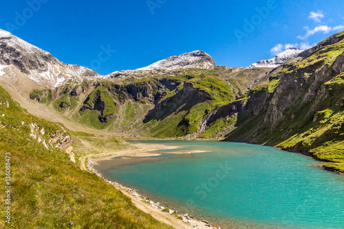 T  rkisfarbener Bergsee inmitten des Tauerngebirges