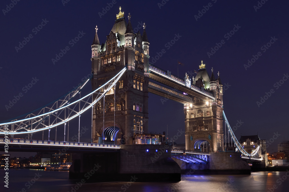 Obraz premium Tower bridge at dusk, London, United kingdom, 23 September 2013