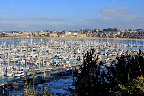 Jolie vue sur les voiliers du port de plaisance des Bas Sablons à Saint-Malo en Bretagne