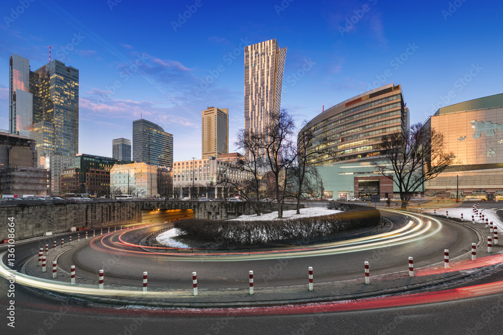 Fototapeta premium Śródmieście Warszawa Centrum finansowe w Warszawie o zmierzchu.