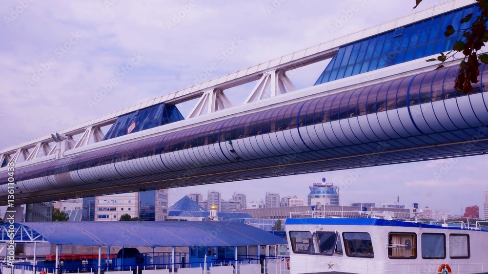 Fototapeta premium АРХИТЕКТУРА,ПЕШЕХОДНЫЙ МОСТ,ПЕРЕХОД,МЕГАПОЛИС,СИТИ ЦЕНТР,ГОЛУБОЙ ЦВЕТ,РЕКА