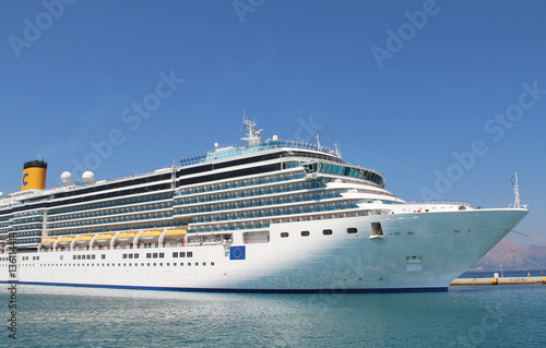 Fototapeta Naklejka Na Ścianę i Meble -  Beautiful cruise ship and blue sea
