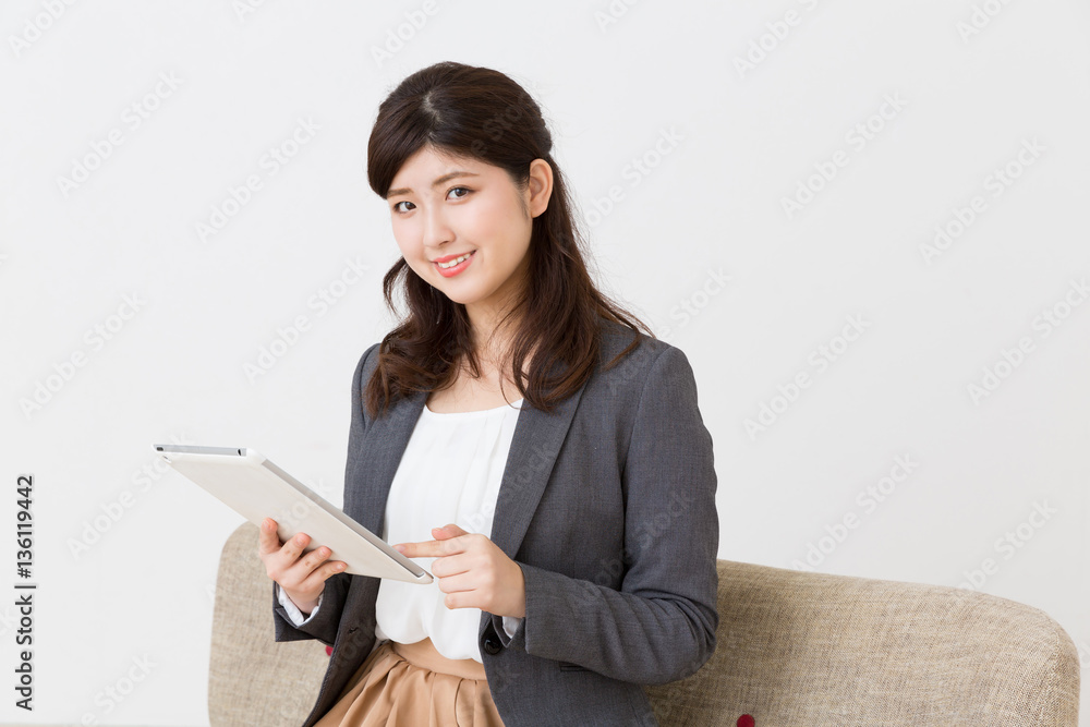 タブレットを見る女性 ビジネス タブレットを見る女性 ビジネス