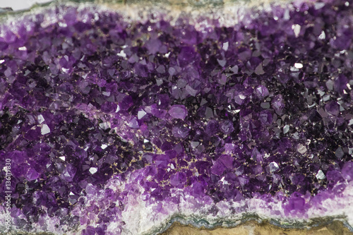 Obraz na płótnie Purple amethyst geode cathedral isolated over white background