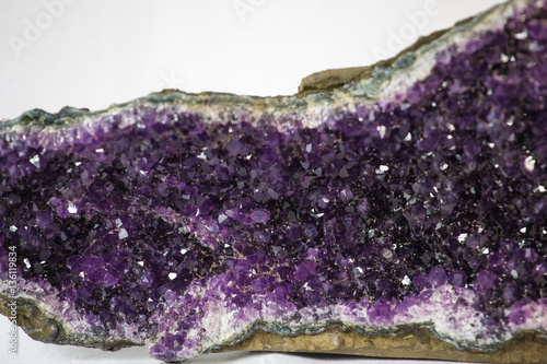 Obraz na płótnie Purple amethyst geode cathedral isolated over white background