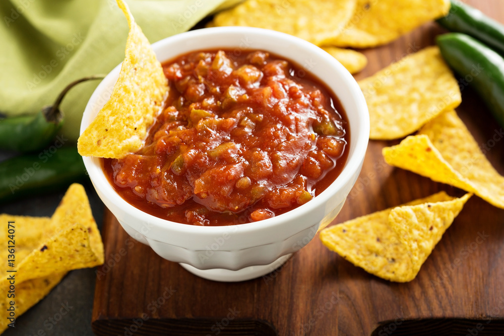 Red tomato spicy salsa with chips - obrazy, fototapety, plakaty 