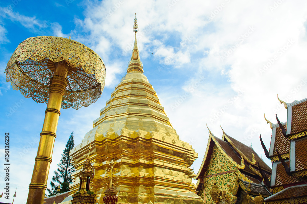 Fototapeta premium Golden pagoda wat Phra That Doi Suthep chiangmai Thailand