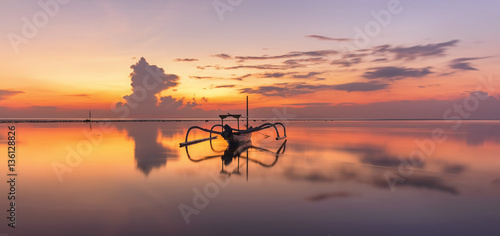 Wschód słońca przy Sanur Beach Bali, Indonezja z tradycyjną balijską łódką jukung