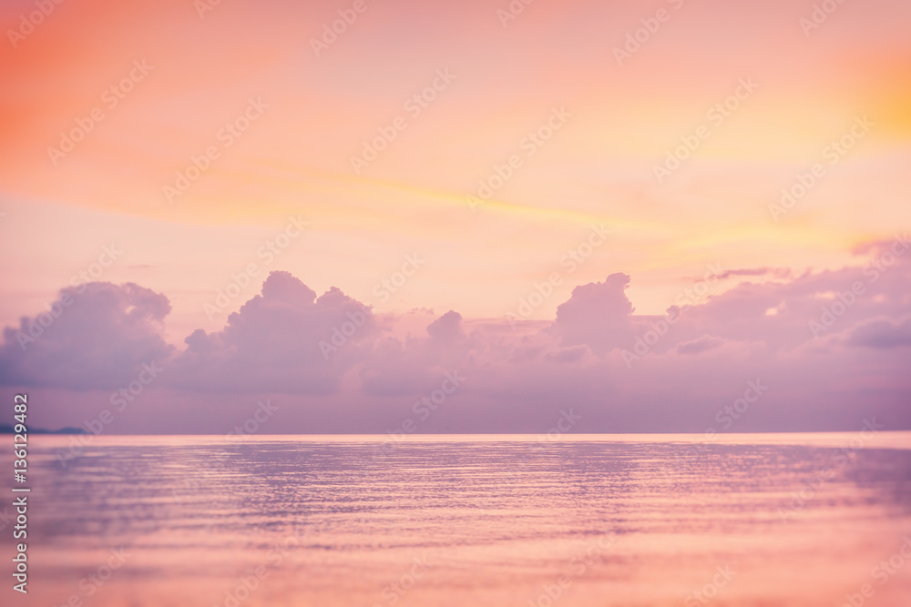 Naklejka premium Beautiful pink sunset over sea