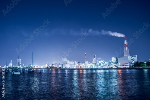 海から見たコンビナート群の夜景
