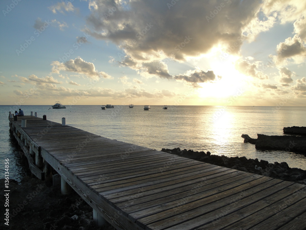 Obraz premium Ocean Sunset Sceneria z łodziami
