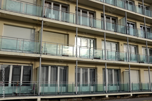 Façade d'immeuble avec balcons de verre