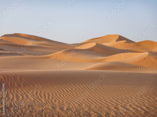Wüste im Oman in goldenes Licht getaucht