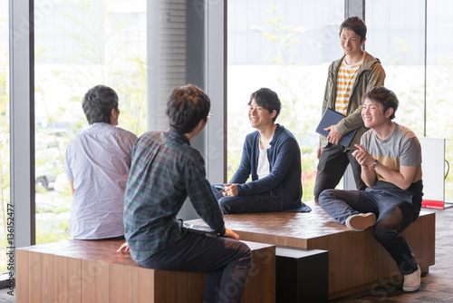議論する若い研究者たち