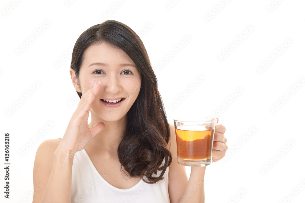 紅茶を飲む女性 紅茶を飲む女性