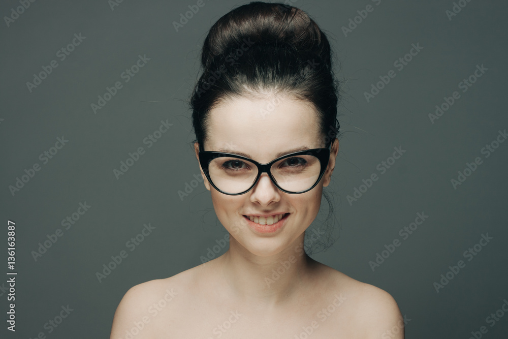 dark hair, woman with glasses... dark hair, woman with glasses...