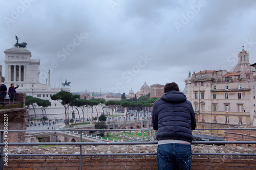turista guarda foro romano roma
