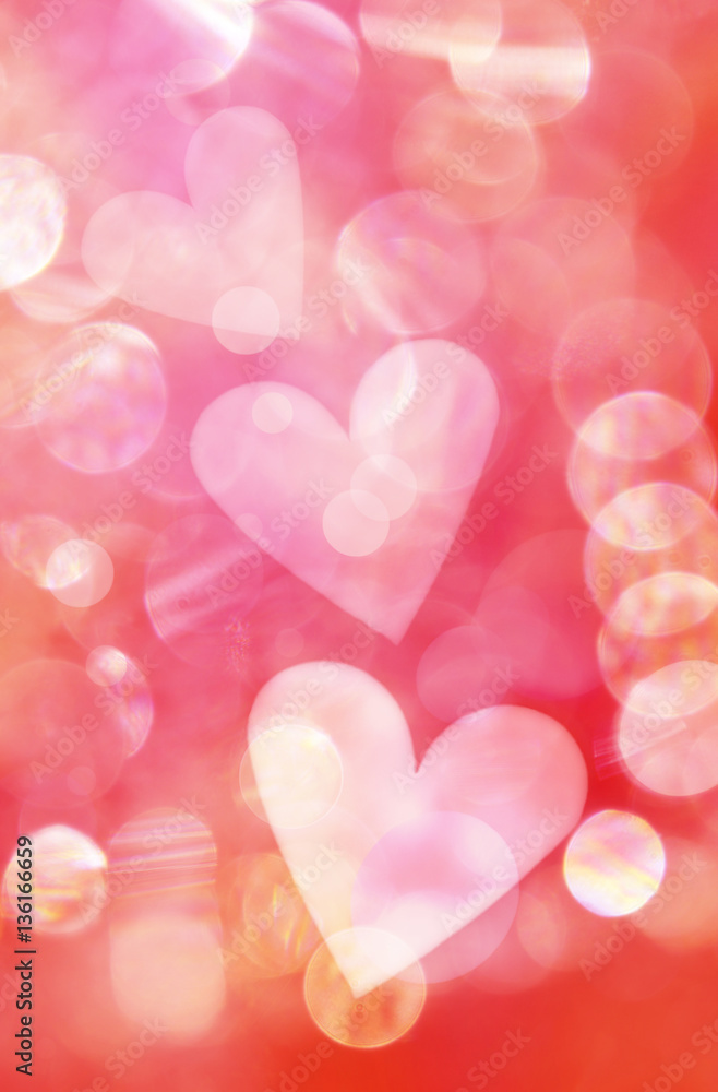 Herzen als Symbol der Liebe kommen in einem rosaroten Meer glänzender Lichtreflexionen vom Himmel auf die Erde