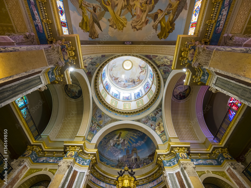 Fototapeta premium Innenraum der Kirche Santuario Maria Santissima del Tindari, Heiligtum der Schwarzen Madonna, Wallfahrtsziel, Tindari, Sizilien, Italien