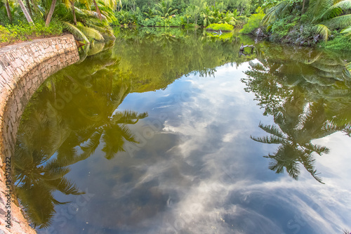 Fototapeta Naklejka Na Ścianę i Meble -  reflets sur marigot à anse Lazio, Praslin, Seychelles 