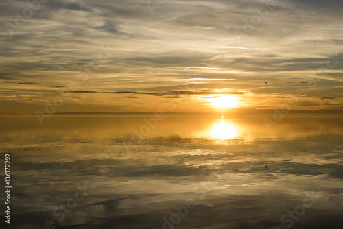 Seelandschaft mit Sonnenuntergang und Spiegelung © Olaf Wandruschka