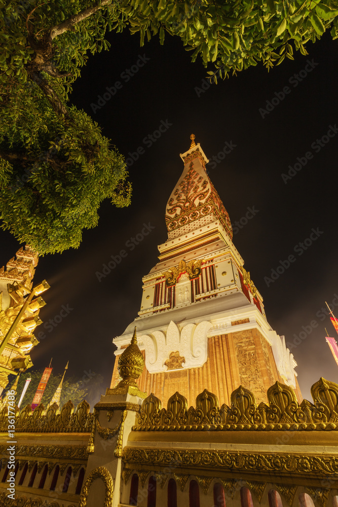 Obraz premium Wat Phra That Panom temple at night, Nakhon Phanom, Thailand.