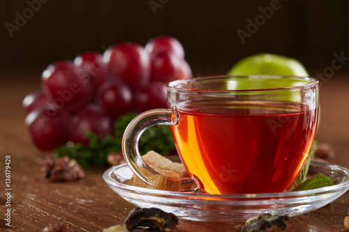 Tea with grapes and apple