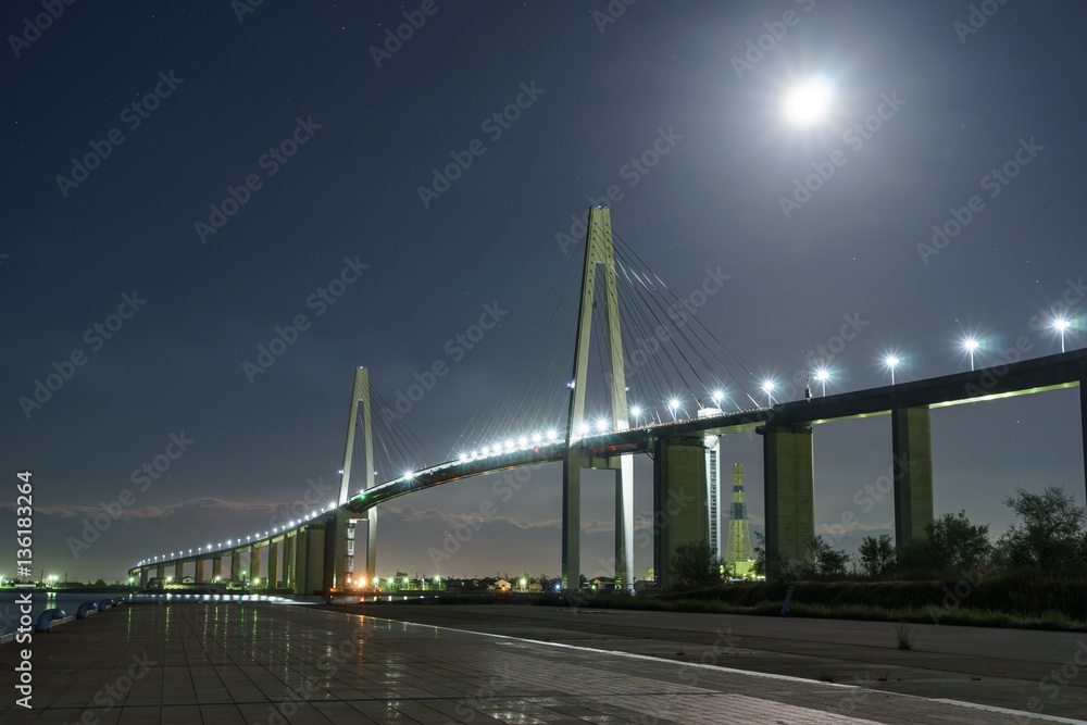 Fototapeta premium 月光と新湊大橋