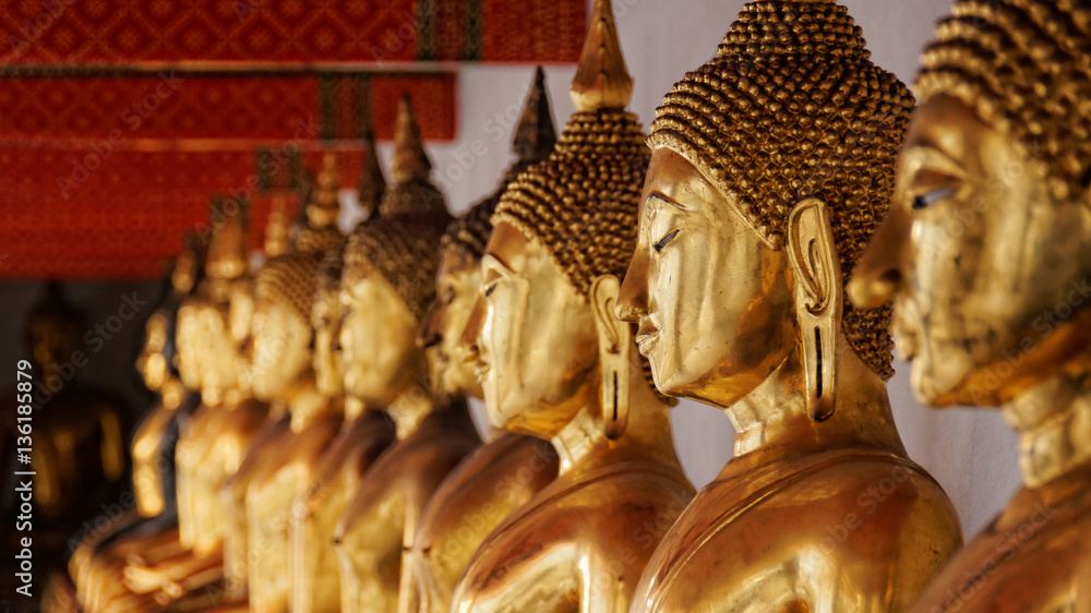 Fototapeta premium Statues de Bouddha alignées