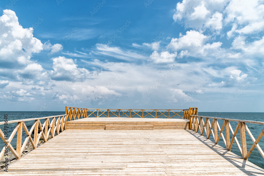 Obraz premium Wooden pier with blue sea