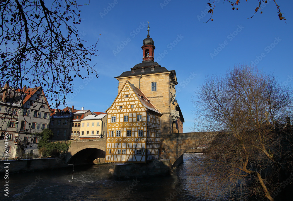 Altes Rathaus in Bamberg an einem sonnigen Wintertag