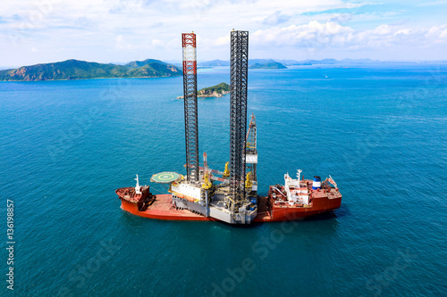 Jackup rig movement.