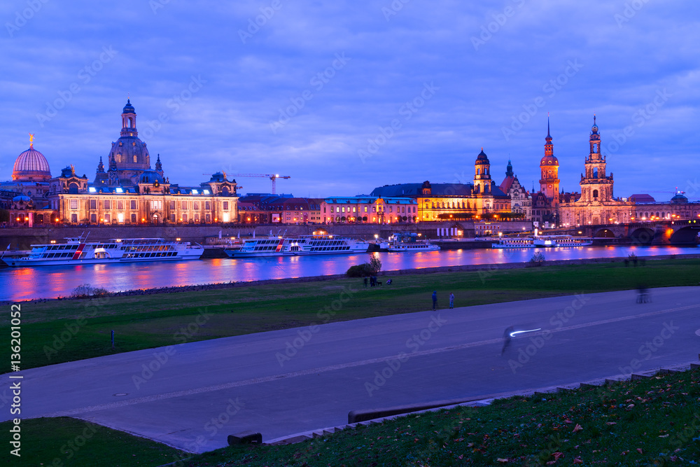 Obraz premium Embankment of Dresden and river Elbe illuminated at night, Germany